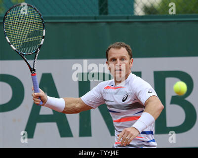 Amerikaner Michael Russell schlägt einen Schuß in der ersten Runde der French Open Männer Spiel gegen Alejandro Gonzalez von Kolumbien in Roland Garros in Paris am 26. Mai 2014. Gonzalez besiegten Russell 6-2, 6-4, 6-7 (6), 6-1 in die zweite Runde zu gelangen. UPI/David Silpa Stockfoto