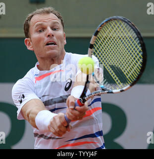 Amerikaner Michael Russell schlägt einen Schuß in der ersten Runde der French Open Männer Spiel gegen Alejandro Gonzalez von Kolumbien in Roland Garros in Paris am 26. Mai 2014. Gonzalez besiegten Russell 6-2, 6-4, 6-7 (6), 6-1 in die zweite Runde zu gelangen. UPI/David Silpa Stockfoto