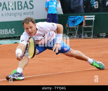 Amerikaner Michael Russell schlägt einen Schuß in der ersten Runde der French Open Männer Spiel gegen Alejandro Gonzalez von Kolumbien in Roland Garros in Paris am 26. Mai 2014. Gonzalez besiegten Russell 6-2, 6-4, 6-7 (6), 6-1 in die zweite Runde zu gelangen. UPI/David Silpa Stockfoto