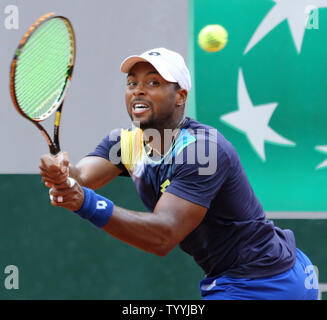 Amerikaner Donald Young schlägt einen Schuß während der zweiten Runde der French Open Männer Spiel gegen Felipe Lopez von Spanien in Roland Garros in Paris am 29. Mai 2014. Junge besiegt Lopez 6-3, 7-6 (1), 6-3 in die dritte Runde. UPI/David Silpa Stockfoto