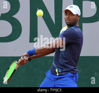Amerikaner Donald Young schlägt einen Schuß während der zweiten Runde der French Open Männer Spiel gegen Felipe Lopez von Spanien in Roland Garros in Paris am 29. Mai 2014. Junge besiegt Lopez 6-3, 7-6 (1), 6-3 in die dritte Runde. UPI/David Silpa Stockfoto