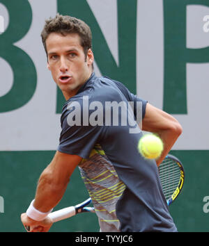 Felipe Lopez von Spanien schlägt einen Schuß während der zweiten Runde der French Open Männer Spiel gegen Amerikaner Donald Young in Roland Garros in Paris am 29. Mai 2014. Junge besiegt Lopez 6-3, 7-6 (1), 6-3 in die dritte Runde. UPI/David Silpa Stockfoto
