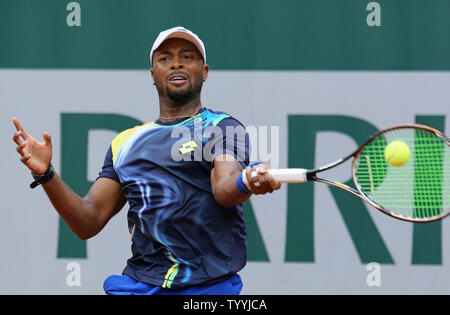 Amerikaner Donald Young schlägt einen Schuß während der zweiten Runde der French Open Männer Spiel gegen Felipe Lopez von Spanien in Roland Garros in Paris am 29. Mai 2014. Junge besiegt Lopez 6-3, 7-6 (1), 6-3 in die dritte Runde. UPI/David Silpa Stockfoto