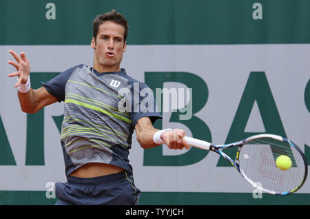 Felipe Lopez von Spanien schlägt einen Schuß während der zweiten Runde der French Open Männer Spiel gegen Amerikaner Donald Young in Roland Garros in Paris am 29. Mai 2014. Junge besiegt Lopez 6-3, 7-6 (1), 6-3 in die dritte Runde. UPI/David Silpa Stockfoto
