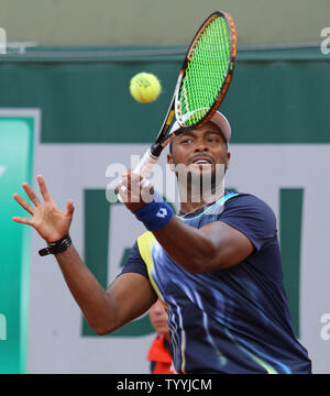 Amerikaner Donald Young schlägt einen Schuß während der zweiten Runde der French Open Männer Spiel gegen Felipe Lopez von Spanien in Roland Garros in Paris am 29. Mai 2014. Junge besiegt Lopez 6-3, 7-6 (1), 6-3 in die dritte Runde. UPI/David Silpa Stockfoto