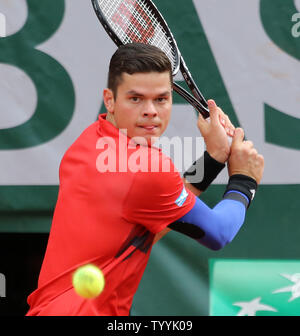 Milos Raonic von Kanada bereitet sich auf einen Schuß während Viertelfinale der French Open Männer Spiel gegen Novak Djokovic aus Serbien in Roland Garros in Paris am 3. Juni 2014. Djokovic besiegt Raonic 7-5, 7-6 (5), 6-4 den Einzug ins Halbfinale zu gelangen. UPI/David Silpa Stockfoto