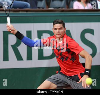Milos Raonic von Kanada bereitet sich auf einen Schuß während Viertelfinale der French Open Männer Spiel gegen Novak Djokovic aus Serbien in Roland Garros in Paris am 3. Juni 2014. Djokovic besiegt Raonic 7-5, 7-6 (5), 6-4 den Einzug ins Halbfinale zu gelangen. UPI/David Silpa Stockfoto