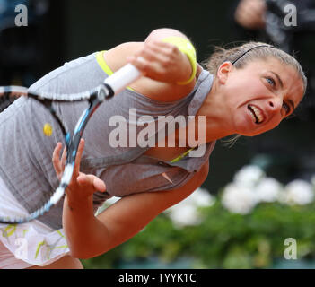 Sara Errani von Italien hits a Beim Viertelfinale der French Open Frauen Match gegen Andrea Petkovic in Deutschland dienen in Roland Garros in Paris am 4. Juni 2014. Petkovic besiegt Errani 6-2, 6-2 den Einzug ins Halbfinale zu gelangen. UPI/David Silpa Stockfoto