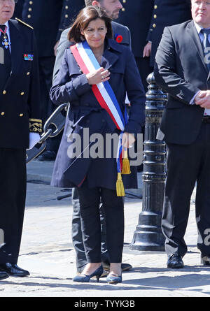 Paris Bürgermeister Ann Hidalgo erwartet die Ankunft der britischen Königin Elizabeth II. und der französische Präsident François Hollande an einer begrüßungszeremonie am Triumphbogen in Paris am 5. Juni 2014. Königin Elizabeth II. ist in Paris auf einem dreitaegigen Staatsbesuch, die einen Stop in der Normandie für den 6. Juni die Feiern zum 70. Jahrestag des D-Day Landungen gehören. UPI/David Silpa Stockfoto