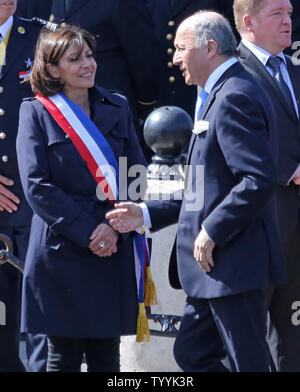 Paris Bürgermeister Ann Hidalgo (L) und Außenminister Laurent Fabius erwarten die Ankunft der britischen Königin Elizabeth II. und der französische Präsident François Hollande an einer begrüßungszeremonie am Triumphbogen in Paris am 5. Juni 2014. Königin Elizabeth II. ist in Paris auf einem dreitaegigen Staatsbesuch, die einen Stop in der Normandie für den 6. Juni die Feiern zum 70. Jahrestag des D-Day Landungen gehören. UPI/David Silpa Stockfoto