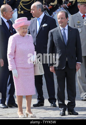 Die britische Königin Elizabeth II. und der französische Präsident François Hollande kommen zu einer begrüßungszeremonie am Triumphbogen in Paris am 5. Juni 2014. Königin Elizabeth II. ist in Paris auf einem dreitaegigen Staatsbesuch, die einen Stop in der Normandie für den 6. Juni die Feiern zum 70. Jahrestag des D-Day Landungen gehören. UPI/David Silpa Stockfoto