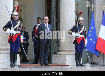 Der französische Präsident Francois Hollande erwartet die Ankunft der Ehemaligen US-Außenministerin Hillary Clinton im Elysee-palast in Paris Juli 8, 2014. Clinton ist in Paris als Teil ihrer europäischen Tour zu Ihrem neuen Buch "harte Entscheidungen". UPI/David Silpa Stockfoto