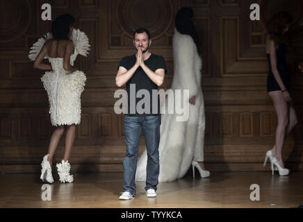 Türkisch-stämmige belgischen Modedesigner Serkan Cura begrüßt das Publikum am Ende der Präsentation seiner Herbst-Winter 2014/2015 High Fashion Kollektion in Paris, Frankreich Am 10. Juli 2014 UPI/Maya Vidon-White Stockfoto