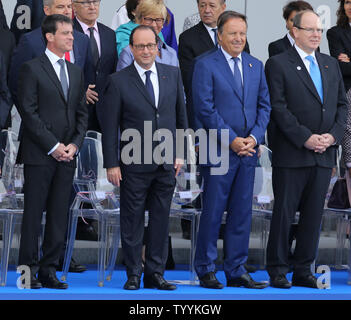 (Von L nach R) der französische Premierminister Manuel Valls, der französische Präsident François Hollande, Präsident des französischen Senats Jean-Pierre Bel und Fürst Albert II. von Monaco nehmen an der jährlichen Tag der Bastille Militärparade auf dem Place de la Concorde in Paris am 14. Juli 2014. UPI/David Silpa Stockfoto