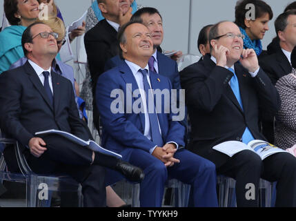 Der französische Präsident Francois Hollande (L), Präsident des französischen Senats Jean-Pierre Bel (C) und Prinz Albert II. von Monaco sehen Sie den militärjets während der jährlichen Tag der Bastille Militärparade auf dem Place de la Concorde in Paris am 14. Juli 2014. UPI/David Silpa Stockfoto