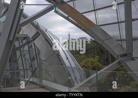 Der Eiffelturm ist durch das Holz und Stahl des Louis Vuitton Foundation während der Einweihung der Stiftung am Bois de Boulogne in Paris am 23. Oktober 2014 gesehen. Das Gebäude, entworfen vom Architekten Frank Gehry und von Bernard Arnault, Präsident der LVMH Gruppe finanziert, wird als Raum der zeitgenössischen künstlerischen Bemühungen zur Förderung dienen. Die Stiftung öffnet seine Türen für die Öffentlichkeit am 27. Oktober. UPI/David Silpa Stockfoto