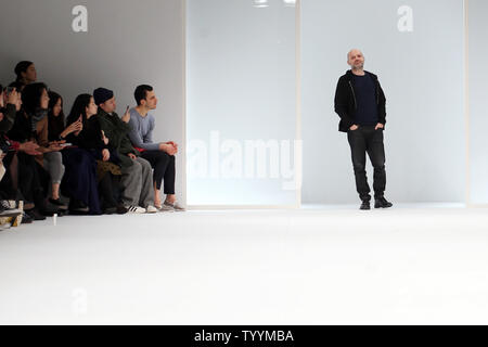 Britische Mode Designer Hussein Chalayan begrüßt das Publikum am Ende der Präsentation von Modeunternehmen Sammlung als Teil der Herbst-winter 2015-16 ready-to-wear Fashion Week in Paris, am 6. März 2015. Foto von Maya Vidon-White/UPI Stockfoto