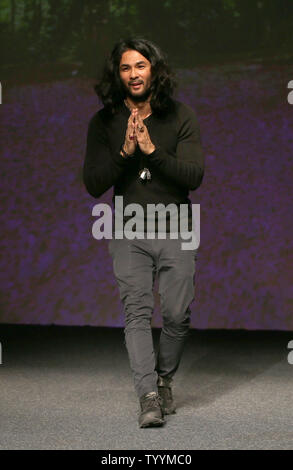 Fashion Designer Bernard Chandran begrüßt das Publikum am Ende der Präsentation seiner Sammlung als Teil der Herbst-winter 2015-16 ready-to-wear Fashion Week in Paris, am 7. März 2015. Foto von Maya Vidon-White/UPI Stockfoto