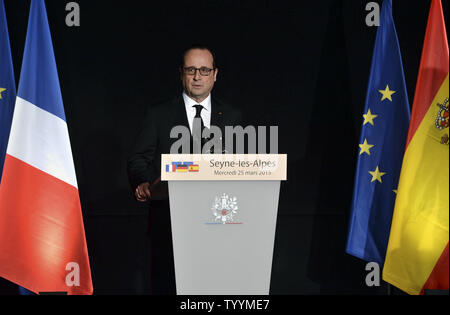 Foto vom französischen Innenministerium zeigt der französische Präsident Francois Hollande während einer Pressekonferenz in La Seyne Les Alpes, Südfrankreich, am 25. März 2015, einen Tag nach dem Absturz eines Airbus A320 Lufthansa Passagierflugzeug. Die Ebene, Position nach Düsseldorf aus Barcelona mit 150 Menschen an Bord wurde angeblich von seiner Co-pilot Andreas Lubitz, es gab keine Überlebenden. Foto von Pierre Chabaud/Innenministerium/UPI Stockfoto