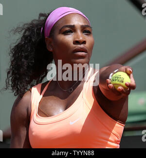 Amerikanische Serena Williams hits a Beim Viertelfinale der French Open Frauen Match gegen Sara Errani Italiens dienen in Roland Garros in Paris am 3. Juni 2015. Williams besiegte Errani 6-1, 6-3 in die nächste Runde zu gelangen. Foto von David Silpa/UPI Stockfoto