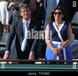 Der französische Premierminister Manuel Valls (L) und Paris Bürgermeister Anne Hidalgo watch Finale der French Open Männer Übereinstimmung zwischen Novak Djokovic aus Serbien und Stan Wawrinka der Schweiz in Roland Garros in Paris am 7. Juni 2015. Wawrinka besiegt Djokovic 4-6, 6-4, 6-3, 6-4 seinen ersten French Open Meisterschaft zu gewinnen. Foto von David Silpa/UPI Stockfoto