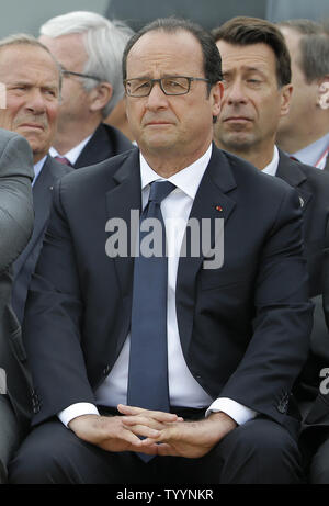 Der französische Präsident Francois Hollande besucht die Antenne Demonstration bei der Eröffnung des 51th International Paris Air Show in Le Bourget bei Paris am 15. Juni 2015. Foto von David Silpa/UPI Stockfoto