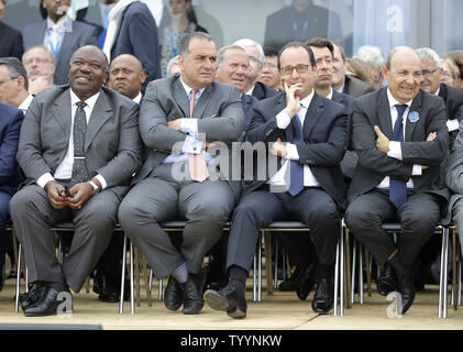 (Von L nach R) gabunischen Präsidenten Ali Bongo, Chief Strategy und Marketing Officer von Airbus Gruppe Marwan Lahoud, der französische Präsident François Hollande, CEO von Dassault Aviation Eric Trappier und Chairman und Chief Executive Officer von Dassault Gruppe Serge Dassault nehmen an der Antenne Demonstration bei der Eröffnung des 51th International Paris Air Show in Le Bourget bei Paris am 15. Juni 2015. Foto von David Silpa/UPI Stockfoto