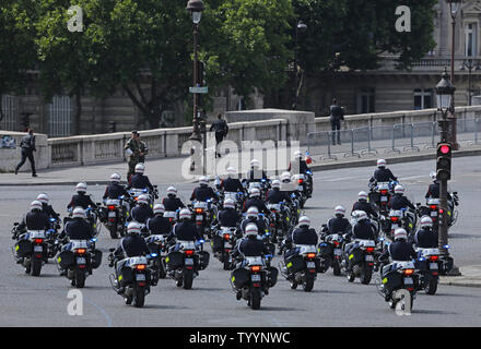 Französische Polizei auf Motorrädern fahren nach der Teilnahme an der jährlichen Tag der Bastille Militärparade auf dem Place de la Concorde in Paris am 14. Juli 2015. Foto von David Silpa/UPI Stockfoto