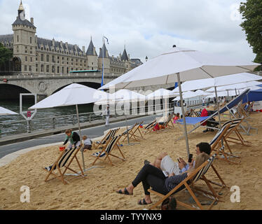 Besucher entspannen an den Ufern der Seine entlang des Flusses, während der Öffnungszeiten der 14. jährlichen Paris Plages in Paris am 20. Juli 2015. Die künstlichen Stränden wird an Ort und Stelle durch August 16 bleiben. Foto von David Silpa/UPI Stockfoto