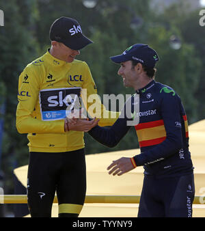 Chris Froome (L) von Großbritannien schüttelt Hände mit dritten Platz Sieger Alejandro Valverde (R) von Spanien auf die Präsentation Podium nach dem Gewinn der Tour de France in Paris am 26. Juli 2015. Froome behauptete seine zweite Tour de France Sieg, werden der erste Brite, so zu tun. Foto von David Silpa/UPI Stockfoto