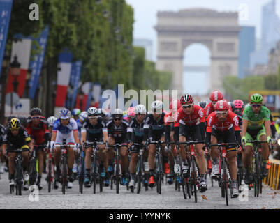 Wettbewerber Fahrt entlang der Avenue des Champs-Elysees während der Tour de France in Paris am 26. Juli 2015. Chris Froome Großbritannien behauptete seine zweite Tour de France Sieg, werden der erste Brite, so zu tun. Foto von David Silpa/UPI Stockfoto