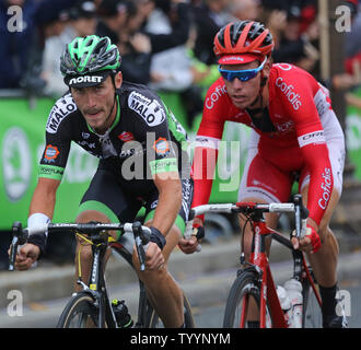 Wettbewerber Fahrt entlang der Avenue des Champs-Elysees während der Tour de France in Paris am 26. Juli 2015. Chris Froome Großbritannien behauptete seine zweite Tour de France Sieg, werden der erste Brite, so zu tun. Foto von David Silpa/UPI Stockfoto