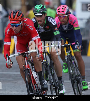 Wettbewerber Fahrt entlang der Avenue des Champs-Elysees während der Tour de France in Paris am 26. Juli 2015. Chris Froome Großbritannien behauptete seine zweite Tour de France Sieg, werden der erste Brite, so zu tun. Foto von David Silpa/UPI Stockfoto