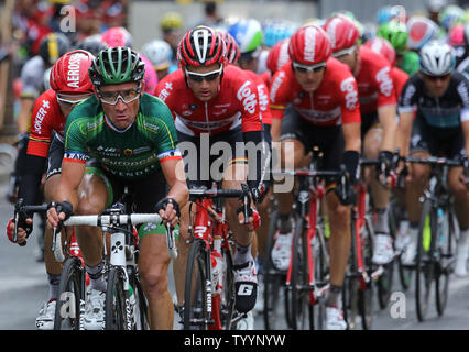 Wettbewerber Fahrt entlang der Avenue des Champs-Elysees während der Tour de France in Paris am 26. Juli 2015. Chris Froome Großbritannien behauptete seine zweite Tour de France Sieg, werden der erste Brite, so zu tun. Foto von David Silpa/UPI Stockfoto