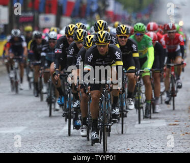 Wettbewerber Fahrt entlang der Avenue des Champs-Elysees während der Tour de France in Paris am 26. Juli 2015. Chris Froome Großbritannien behauptete seine zweite Tour de France Sieg, werden der erste Brite, so zu tun. Foto von David Silpa/UPI Stockfoto