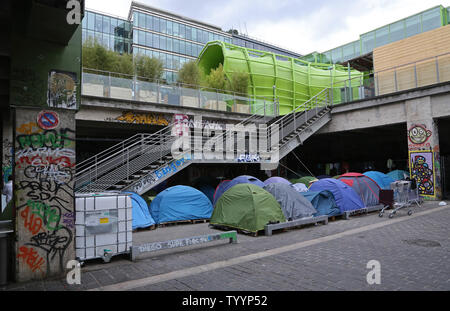 Eine behelfsmäßige migrant Camp ist unter dem Cit de la Mode in Paris am 4. September 2015 gesehen. Das Camp beherbergt die Flüchtlinge aus über 40 verschiedenen Ländern, die vor allem aus Afrika und dem Nahen Osten. Foto von David Silpa/UPI Stockfoto