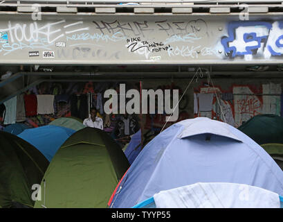 Eine behelfsmäßige migrant Camp ist unter dem Cit de la Mode in Paris am 4. September 2015 gesehen. Das Camp beherbergt die Flüchtlinge aus über 40 verschiedenen Ländern, die vor allem aus Afrika und dem Nahen Osten. Foto von David Silpa/UPI Stockfoto