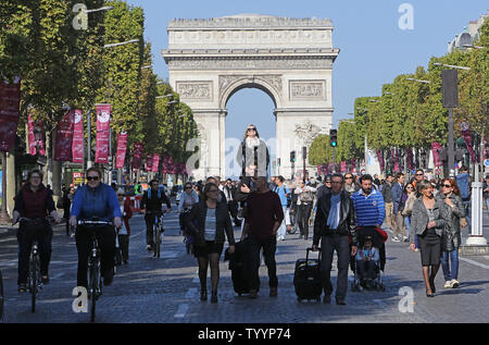 Pariser sammeln entlang der Avenue des Champs-Elysees während der "Tag ohne Autos" in Paris am 27. September 2015. Die Veranstaltung, die im Zusammenhang mit der Global Summit auf den Klimawandel noch in diesem Jahr geplant, unterstrich die Notwendigkeit für die europäischen Hauptstädte, die Luftverschmutzung zu reduzieren. Foto von David Silpa/UPI Stockfoto