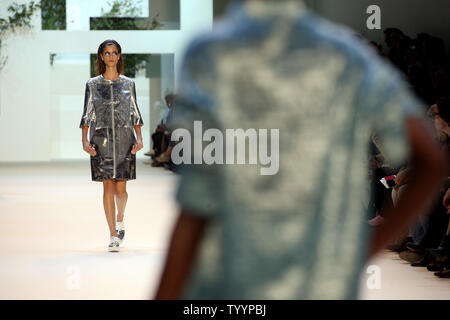 Ein Modell auf dem Laufsteg während der Präsentation von Akris' Collection als Teil der 2016 Frühjahr-sommer ready-to-wear Fashion Week in Paris, am 4. Oktober 2015. Foto von Maya Vidon-White/UPI Stockfoto