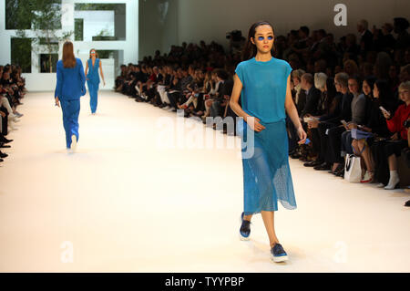 Ein Modell auf dem Laufsteg während der Präsentation von Akris' Collection als Teil der 2016 Frühjahr-sommer ready-to-wear Fashion Week in Paris, am 4. Oktober 2015. Foto von Maya Vidon-White/UPI Stockfoto