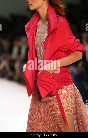 Ein Modell auf dem Laufsteg während der Präsentation von Akris' Collection als Teil der 2016 Frühjahr-sommer ready-to-wear Fashion Week in Paris, am 4. Oktober 2015. Foto von Maya Vidon-White/UPI Stockfoto