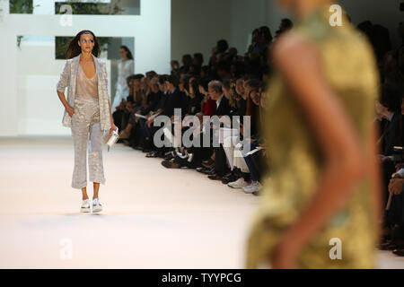 Ein Modell auf dem Laufsteg während der Präsentation von Akris' Collection als Teil der 2016 Frühjahr-sommer ready-to-wear Fashion Week in Paris, am 4. Oktober 2015. Foto von Maya Vidon-White/UPI Stockfoto