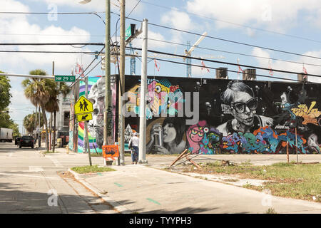 Graffiti an der Wand eines kommerziellen Gebäude an einem Scheideweg im Wynwood Bereich von Miami, Florida Stockfoto