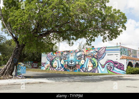 Eine farbenfrohe Wandgemälde an der Wand eines kommerziellen Gebäude im Wynwood Bereich von Miami, Florida Stockfoto