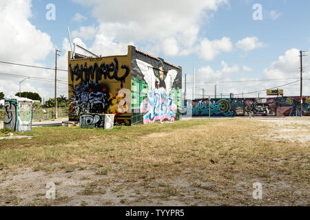 Street Art auf den Wänden der gewerblichen Gebäuden in einem heruntergekommenen Gegend von Wynwood in Miami, Florida Stockfoto