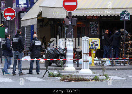 Die Polizei in der Nähe der Rue de la Fontaine-au-Roi in Paris am 14. November 2015 gesehen. Ein Cafe auf der anderen Straßenseite war einer der Orte, die von einer Reihe von koordinierten Attacken in der ganzen Stadt, die mindestens 120 Menschen das Leben gekostet. Der Islamische Staat (ISIS) hat die Verantwortung für die Angriffe behauptet. Foto von David Silpa/UPI Stockfoto