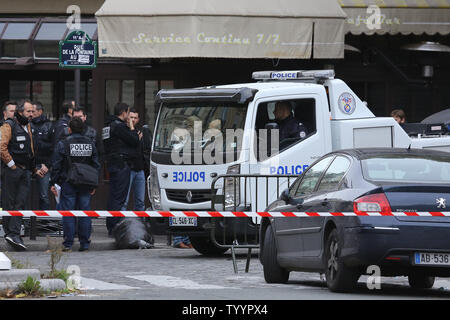 Die Polizei in der Nähe der Rue de la Fontaine-au-Roi in Paris am 14. November 2015 gesehen. Ein Cafe auf der anderen Straßenseite war einer der Orte, die von einer Reihe von koordinierten Attacken in der ganzen Stadt, die mindestens 120 Menschen das Leben gekostet. Der Islamische Staat (ISIS) hat die Verantwortung für die Angriffe behauptet. Foto von David Silpa/UPI Stockfoto