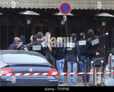 Die Polizei in der Nähe der Rue de la Fontaine-au-Roi in Paris am 14. November 2015 gesehen. Ein Cafe auf der anderen Straßenseite war einer der Orte, die von einer Reihe von koordinierten Attacken in der ganzen Stadt, die mindestens 120 Menschen das Leben gekostet. Der Islamische Staat (ISIS) hat die Verantwortung für die Angriffe behauptet. Foto von David Silpa/UPI Stockfoto