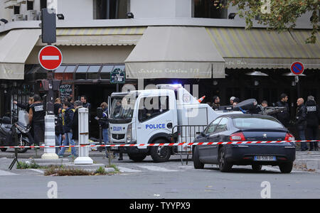 Die Polizei in der Nähe der Rue de la Fontaine-au-Roi in Paris am 14. November 2015 gesehen. Ein Cafe auf der anderen Straßenseite war einer der Orte, die von einer Reihe von koordinierten Attacken in der ganzen Stadt, die mindestens 120 Menschen das Leben gekostet. Der Islamische Staat (ISIS) hat die Verantwortung für die Angriffe behauptet. Foto von David Silpa/UPI Stockfoto