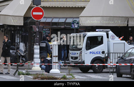 Die Polizei in der Nähe der Rue de la Fontaine-au-Roi in Paris am 14. November 2015 gesehen. Ein Cafe auf der anderen Straßenseite war einer der Orte, die von einer Reihe von koordinierten Attacken in der ganzen Stadt, die mindestens 120 Menschen das Leben gekostet. Der Islamische Staat (ISIS) hat die Verantwortung für die Angriffe behauptet. Foto von David Silpa/UPI Stockfoto